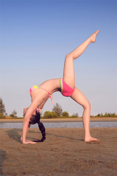 Lê Kiều Như trong động tác Yoga khó.